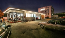Oldtimer-Tankstelle bei Nacht