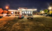 Oldtimer-Tankstelle bei Nacht