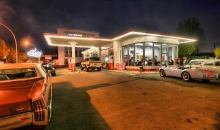 Oldtimer-Tankstelle bei Nacht