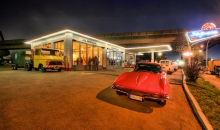 Oldtimer-Tankstelle bei Nacht