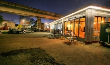 Oldtimer-Tankstelle bei Nacht