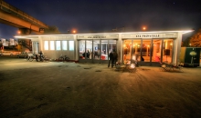Oldtimer-Tankstelle bei Nacht